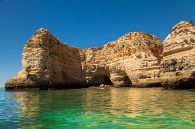 Güney Portekiz algarve plajda uçurumlar