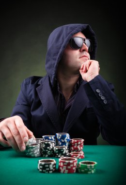 siyah arka plan üzerinde poker oyuncusu