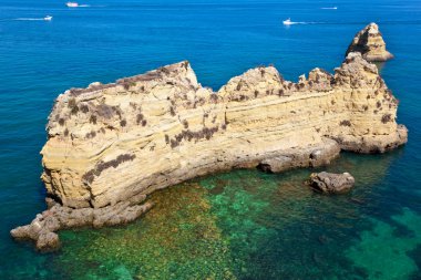Güney Portekiz algarve plajda uçurumlar