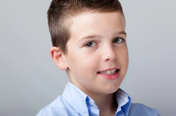 白い背景に笑みを浮かべて、かわいい男の子のクローズ アップの肖像画 — ストック写真