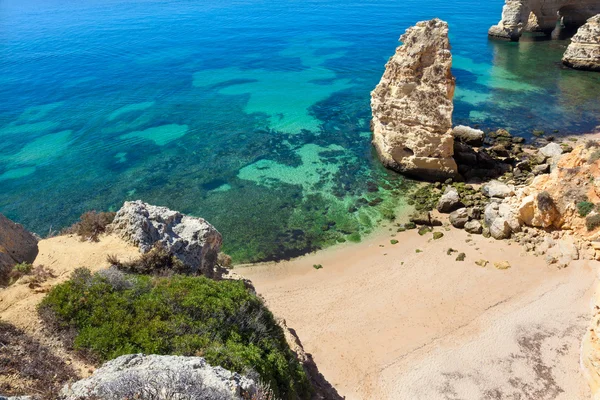 Scogliere sulla spiaggia di Algarve, a sud del Portogallo — Foto Stock