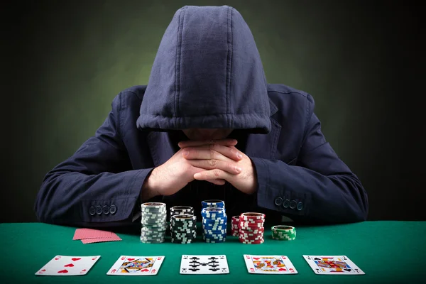 Giocatore di poker su sfondo nero — Foto Stock