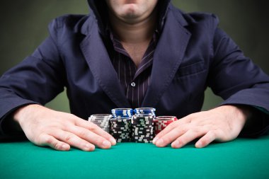 siyah arka plan üzerinde poker oyuncusu