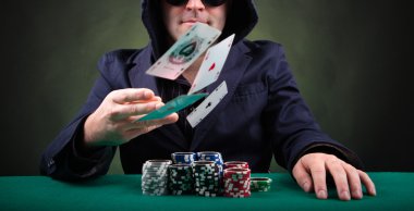 poker oyuncu kartları siyah arka plan üzerine atma