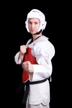 taekwondo dişli siyah arka plan üzerinde duran genç adam