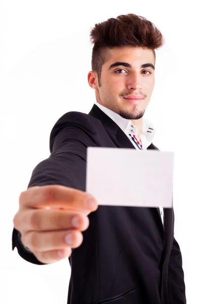 Uomo d'affari sorridente che mostra biglietto da visita vuoto, isolato sopra w — Foto Stock