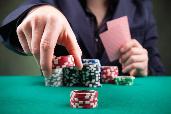 Jugador de poker sobre fondo negro —  Fotos de Stock
