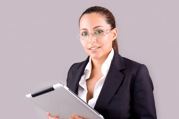 Jovem mulher de negócios sorridente com computador tablet em cinza backgr — Fotografia de Stock