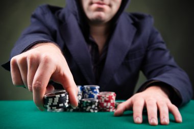 siyah arka plan üzerinde poker oyuncusu