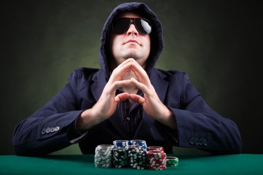 siyah arka plan üzerinde poker oyuncusu