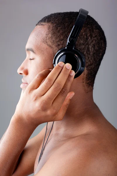 Profil av en svart man med hörlurar — Stockfoto