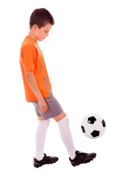 Chłopiec bawi się z piłki nożnej, na białym tle. — Zdjęcie stockowe