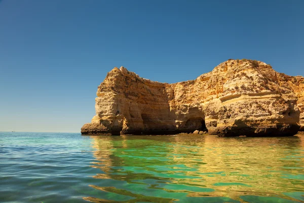 Útesy na pobřeží algarve, Portugalsko — Stock fotografie