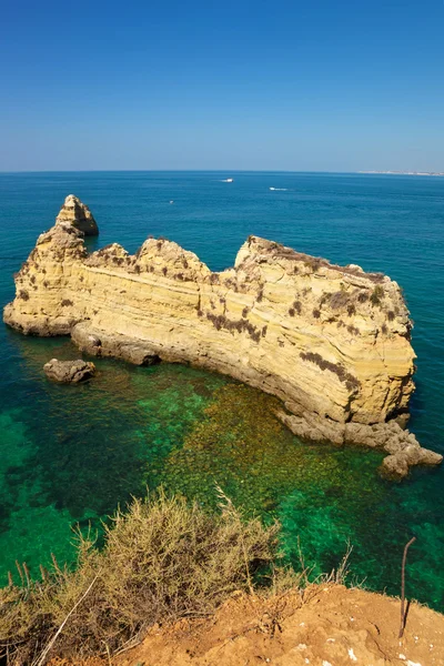 Kliffen op het strand van de algarve, ten zuiden van portugal — Stockfoto