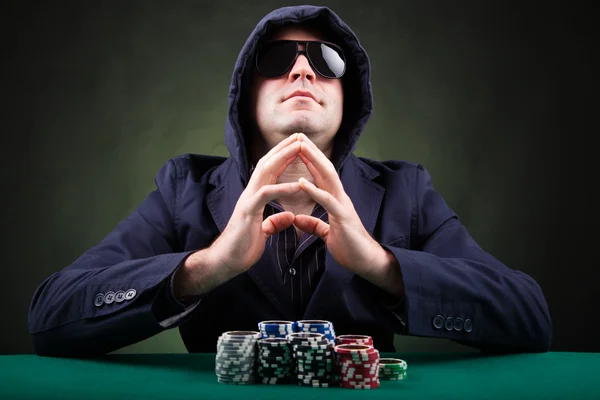 Giocatore di poker su sfondo nero — Foto Stock