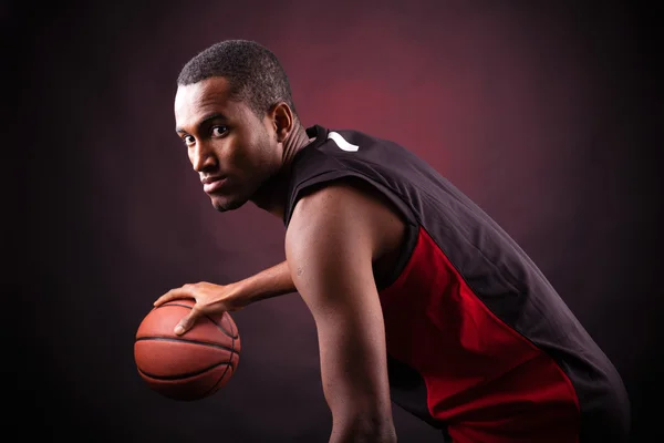 一个年轻男子篮球球员反对黑色表现力的肖像 — 图库照片