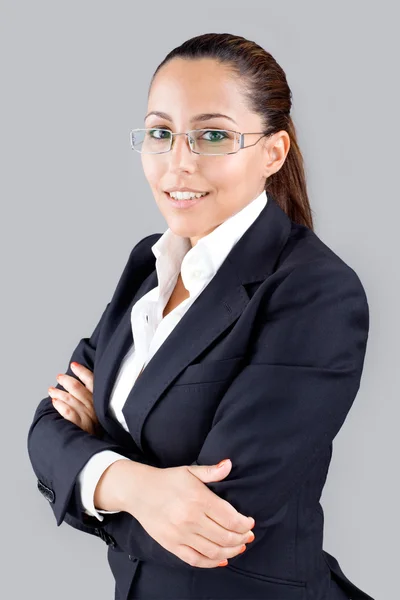 Mooie zakenvrouw met gevouwen armen op grijze achtergrond — Stockfoto