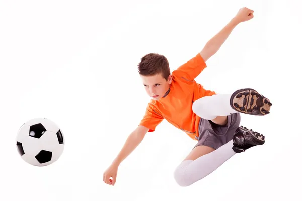 Junge macht einen akrobatischen Kick mit Fußball, isoliert auf weiß — Stockfoto