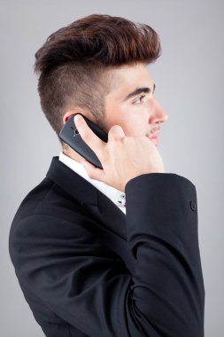 yakışıklı genç iş adamı cep telefonu, ov kullanarak profil görünümü