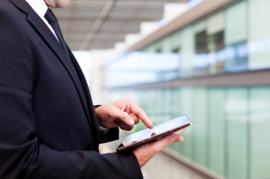 Dijital tablet ile modern ofiste çalışan iş adamı