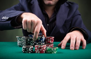siyah arka plan üzerinde poker oyuncusu