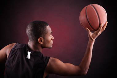 siyah arka plan karşı erkek basketbolcu