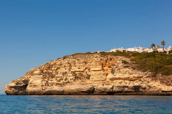 Carvoeiro by i toppen av en kulle, algarve portugal — Stockfoto