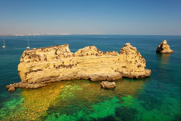 Útesy na pobřeží algarve, Portugalsko — Stock fotografie
