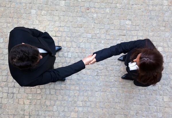 Business handshake between businessman and businesswoman outdoor — Stock Photo, Image