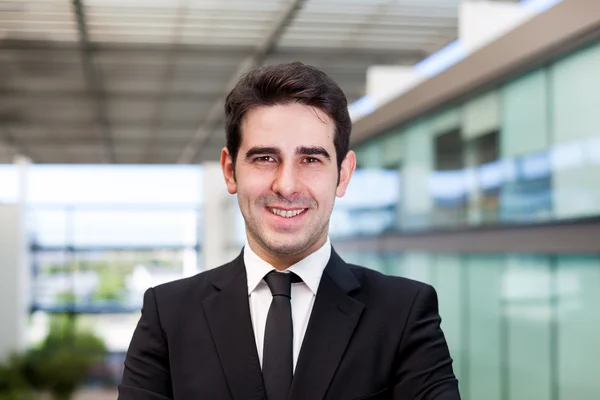 Portrait d'un jeune homme d'affaires souriant au bureau moderne — Photo