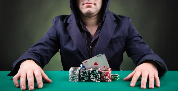 Joueur de poker sur fond noir — Photo