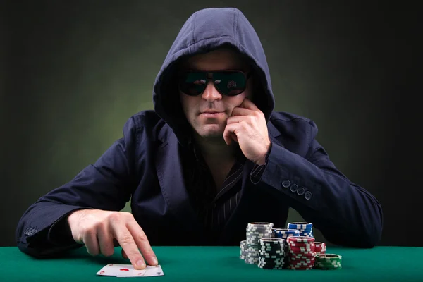 Jogador de poker em fundo preto — Fotografia de Stock