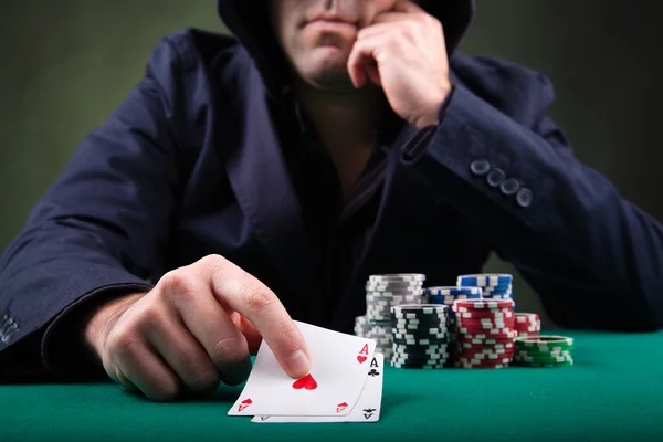 Giocatore di poker su sfondo nero — Foto Stock