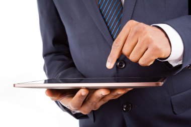 Afrika kökenli Amerikalı işadamı dijital tablet, isolat üzerinde çalışma