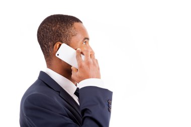 Mobil Isola üzerinde konuşan genç Afro-Amerikalı iş adamı