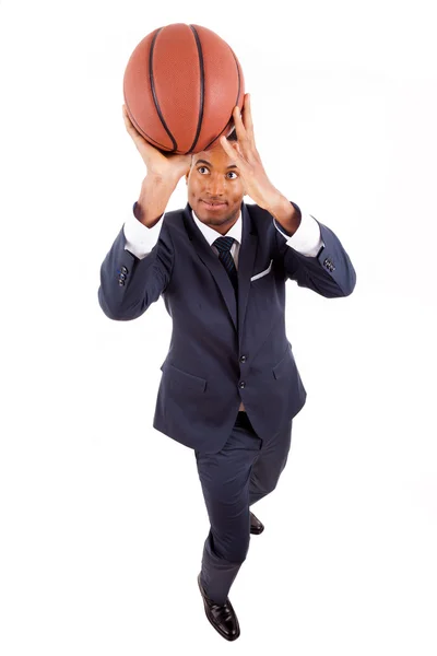 Preto jovem homem de negócios jogando basquete, isolado no branco — Fotografia de Stock