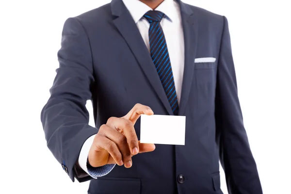 Hombre de negocios afroamericano mostrando su tarjeta de visita, aislar — Foto de Stock