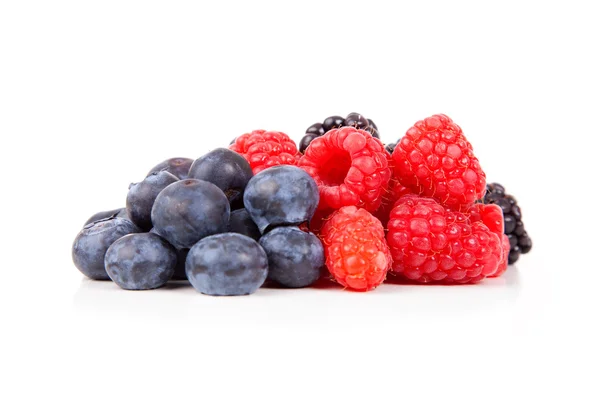 Primer plano de frutos rojos, aislados sobre fondo blanco . —  Fotos de Stock