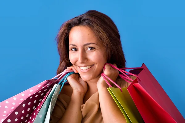 Portret van een glimlachende mooie jonge vrouw houden boodschappentas — Stockfoto