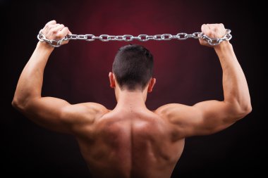 siyah arka plan üzerine arka kas genç adam