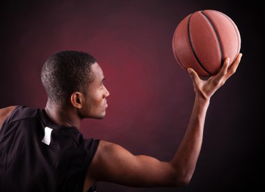 siyah arka plan karşı erkek basketbolcu