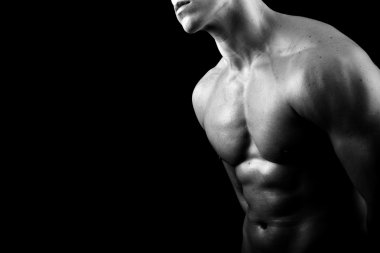 kaslı erkek torso siyah arka plan üzerine