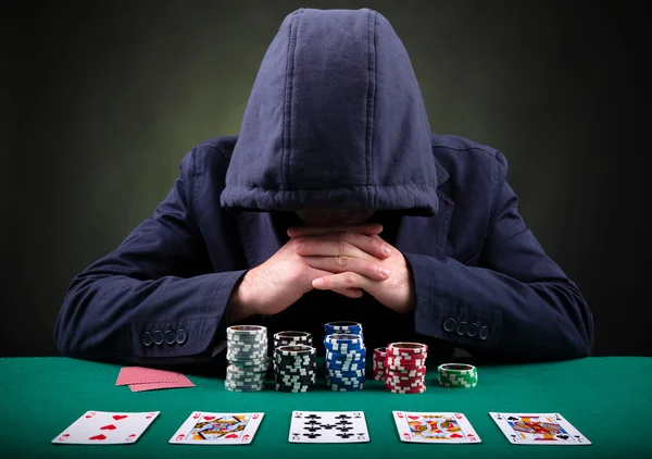 Jogador de poker em fundo preto — Fotografia de Stock