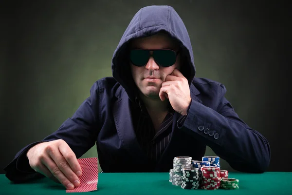 Jugador de poker sobre fondo negro — Foto de Stock