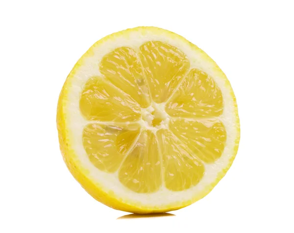 Beyaz arkaplanda taze limon izole edildi — Stok fotoğraf