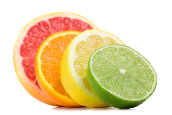 Verse citrusvruchten geïsoleerd op een witte achtergrond — Stockfoto