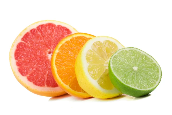 Verse citrusvruchten geïsoleerd op een witte achtergrond — Stockfoto