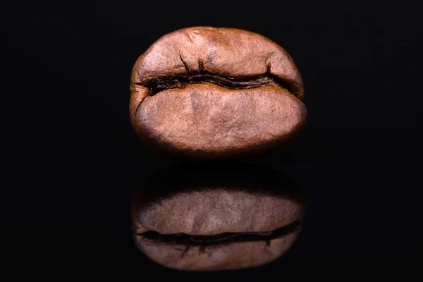 Kaffeebohne mit Reflexion auf schwarzem Hintergrund — Stockfoto