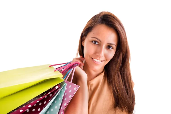 Счастливая улыбающаяся женщина, держащая в руках сумки с покупками, изолированная на белом баке — стоковое фото