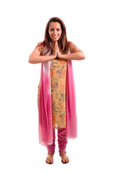 Ganzkörperporträt einer indischen Frau in traditioneller Kleidung, — Stockfoto